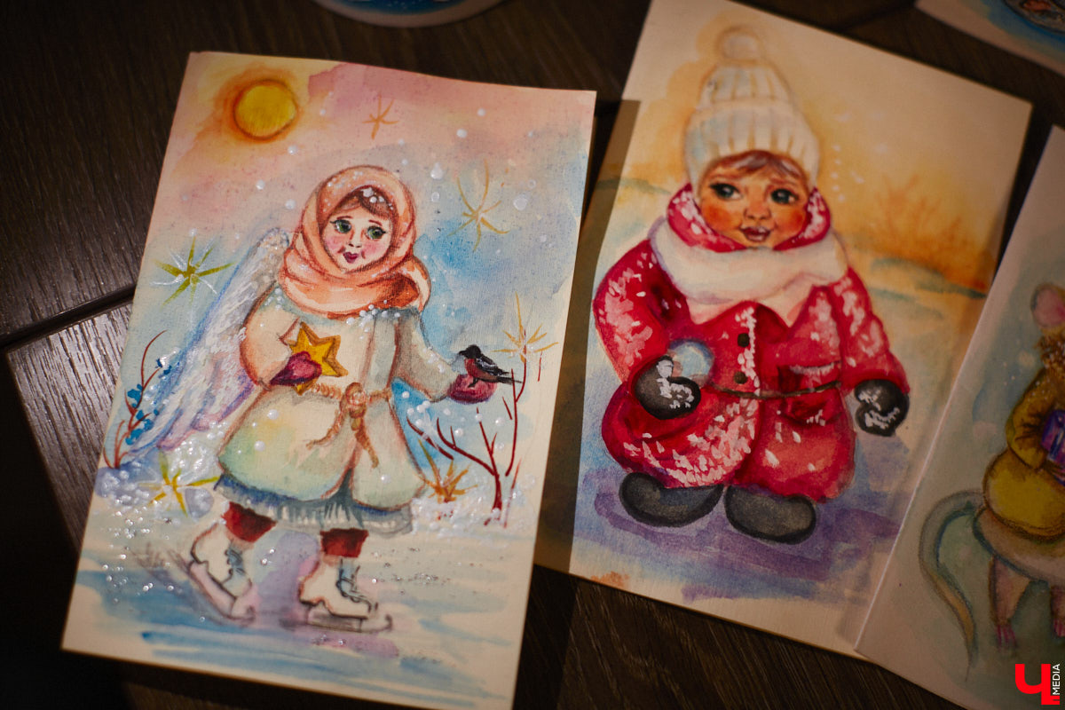 Жительница Владимира Яна Дмитриева начала рисовать новогодние открытки, чтобы отвлечься от всех проблем. Такую арт-терапию ей предложил психолог. Теперь же работы PR-менеджера крупной энергетической компании берут для людей, у которых есть все. В перспективе девушка хочет тиражировать акварельные образы на декоративных подушках, кружках и шопперах, а еще планирует обмениваться ими по всему миру.