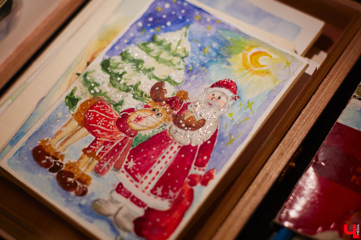 Жительница Владимира Яна Дмитриева начала рисовать новогодние открытки, чтобы отвлечься от всех проблем. Такую арт-терапию ей предложил психолог. Теперь же работы PR-менеджера крупной энергетической компании берут для людей, у которых есть все. В перспективе девушка хочет тиражировать акварельные образы на декоративных подушках, кружках и шопперах, а еще планирует обмениваться ими по всему миру.