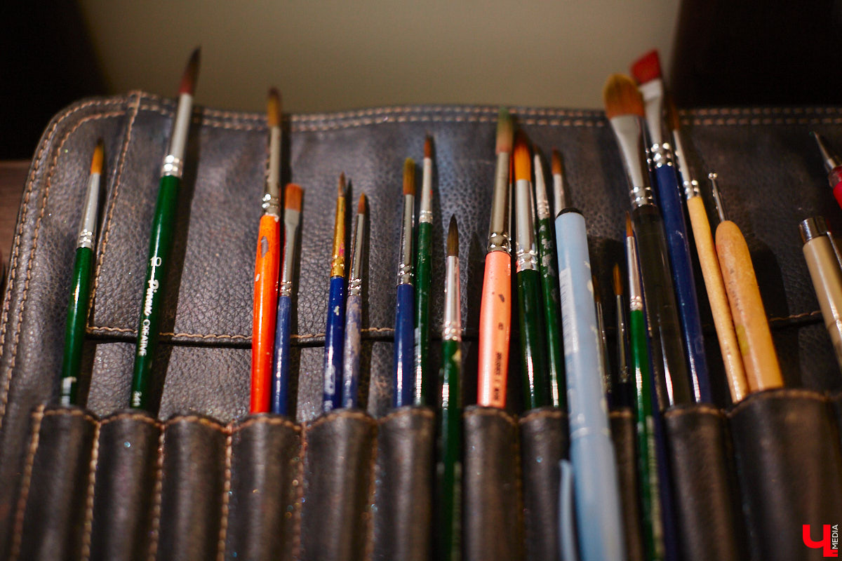 Жительница Владимира Яна Дмитриева начала рисовать новогодние открытки, чтобы отвлечься от всех проблем. Такую арт-терапию ей предложил психолог. Теперь же работы PR-менеджера крупной энергетической компании берут для людей, у которых есть все. В перспективе девушка хочет тиражировать акварельные образы на декоративных подушках, кружках и шопперах, а еще планирует обмениваться ими по всему миру.