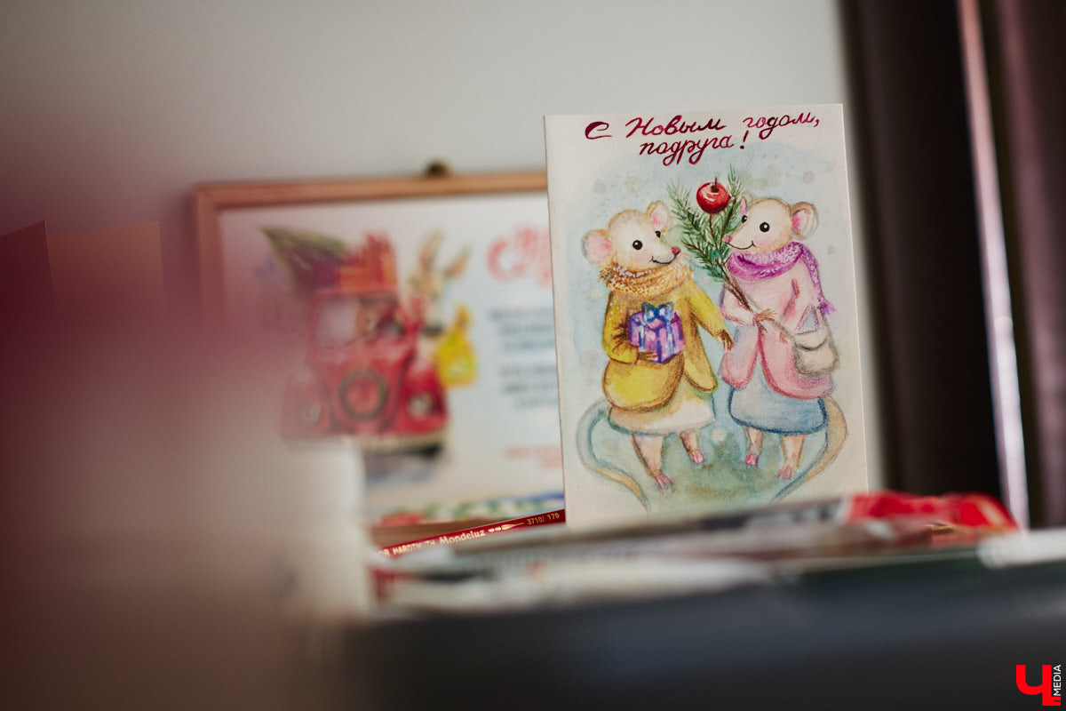 Жительница Владимира Яна Дмитриева начала рисовать новогодние открытки, чтобы отвлечься от всех проблем. Такую арт-терапию ей предложил психолог. Теперь же работы PR-менеджера крупной энергетической компании берут для людей, у которых есть все. В перспективе девушка хочет тиражировать акварельные образы на декоративных подушках, кружках и шопперах, а еще планирует обмениваться ими по всему миру.