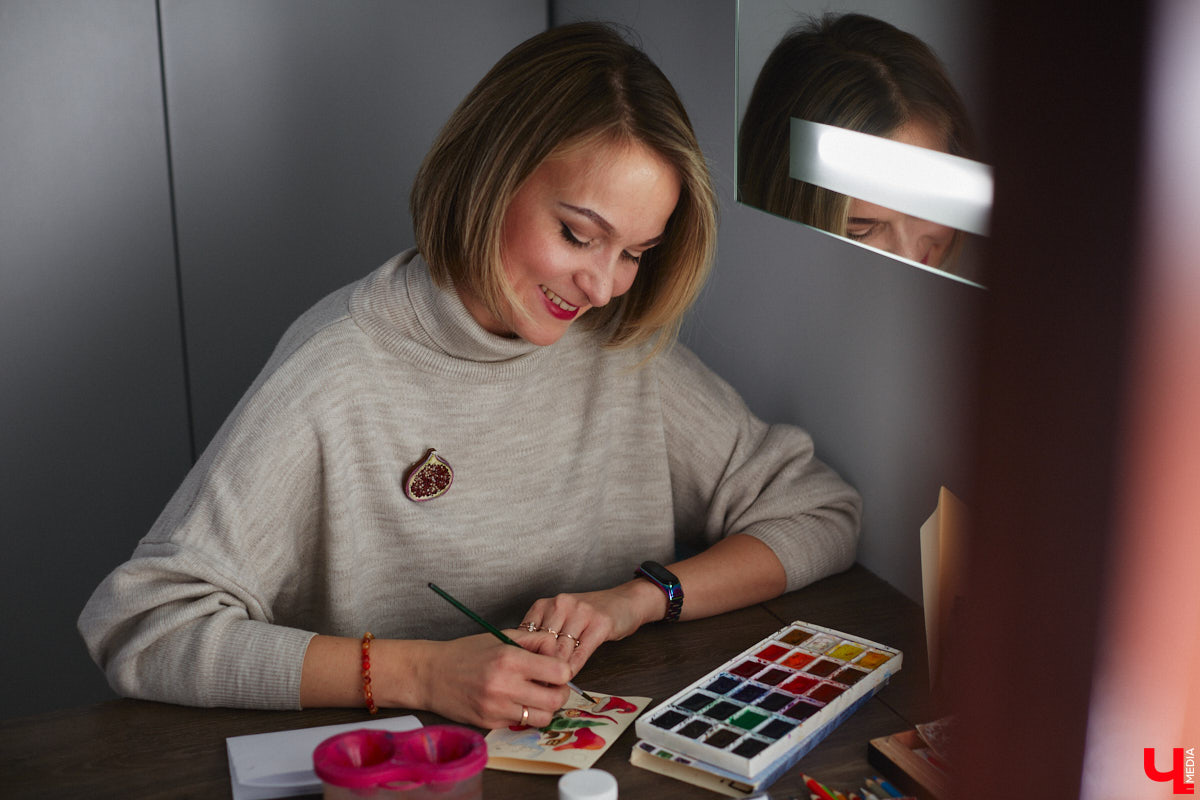 Жительница Владимира Яна Дмитриева начала рисовать новогодние открытки, чтобы отвлечься от всех проблем. Такую арт-терапию ей предложил психолог. Теперь же работы PR-менеджера крупной энергетической компании берут для людей, у которых есть все. В перспективе девушка хочет тиражировать акварельные образы на декоративных подушках, кружках и шопперах, а еще планирует обмениваться ими по всему миру.