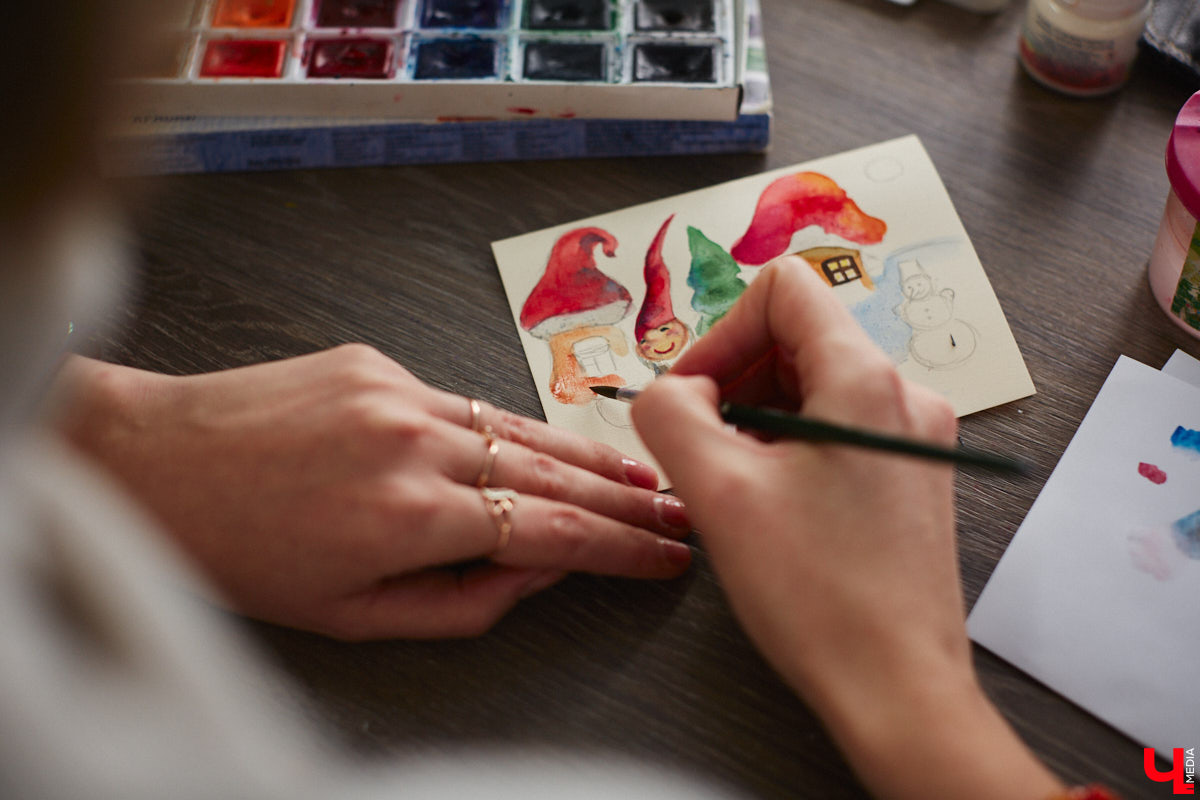 Жительница Владимира Яна Дмитриева начала рисовать новогодние открытки, чтобы отвлечься от всех проблем. Такую арт-терапию ей предложил психолог. Теперь же работы PR-менеджера крупной энергетической компании берут для людей, у которых есть все. В перспективе девушка хочет тиражировать акварельные образы на декоративных подушках, кружках и шопперах, а еще планирует обмениваться ими по всему миру.