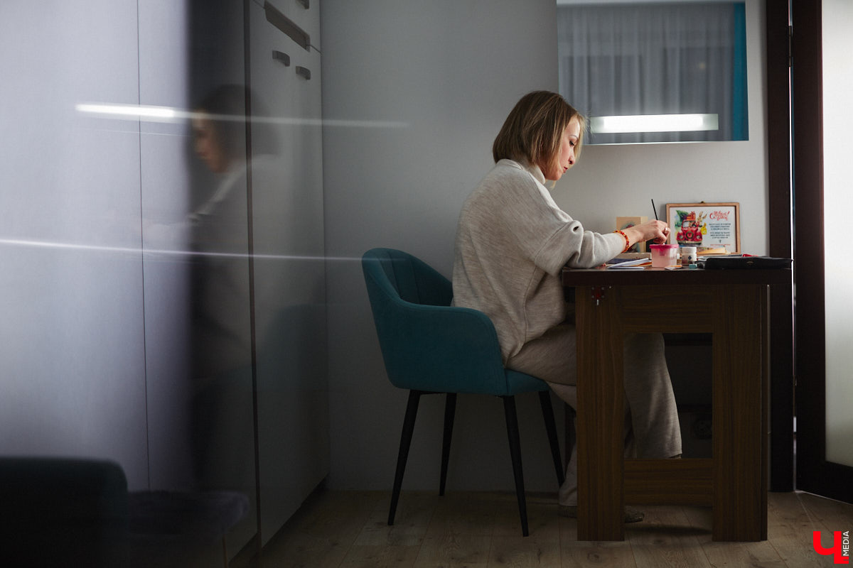 Жительница Владимира Яна Дмитриева начала рисовать новогодние открытки, чтобы отвлечься от всех проблем. Такую арт-терапию ей предложил психолог. Теперь же работы PR-менеджера крупной энергетической компании берут для людей, у которых есть все. В перспективе девушка хочет тиражировать акварельные образы на декоративных подушках, кружках и шопперах, а еще планирует обмениваться ими по всему миру.