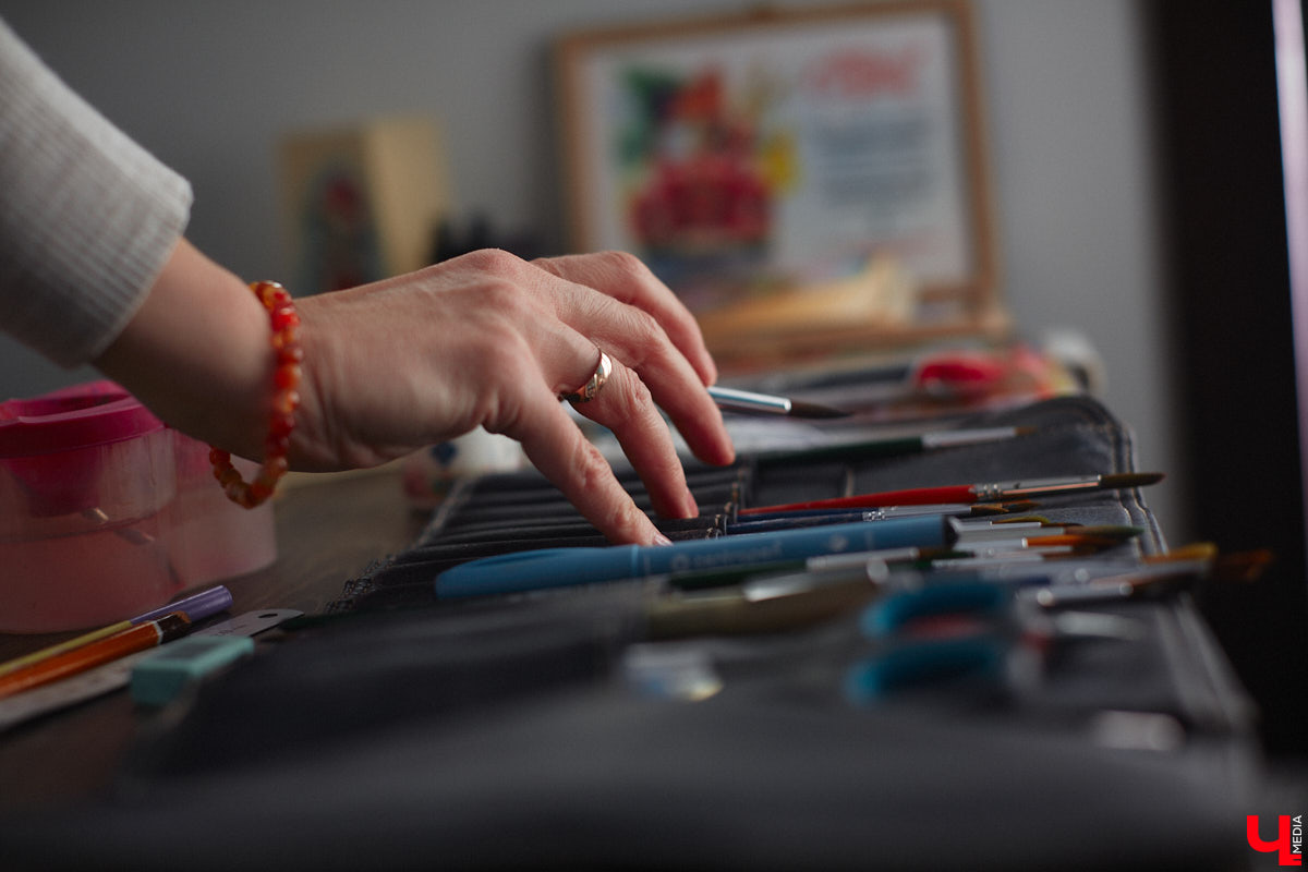 Жительница Владимира Яна Дмитриева начала рисовать новогодние открытки, чтобы отвлечься от всех проблем. Такую арт-терапию ей предложил психолог. Теперь же работы PR-менеджера крупной энергетической компании берут для людей, у которых есть все. В перспективе девушка хочет тиражировать акварельные образы на декоративных подушках, кружках и шопперах, а еще планирует обмениваться ими по всему миру.