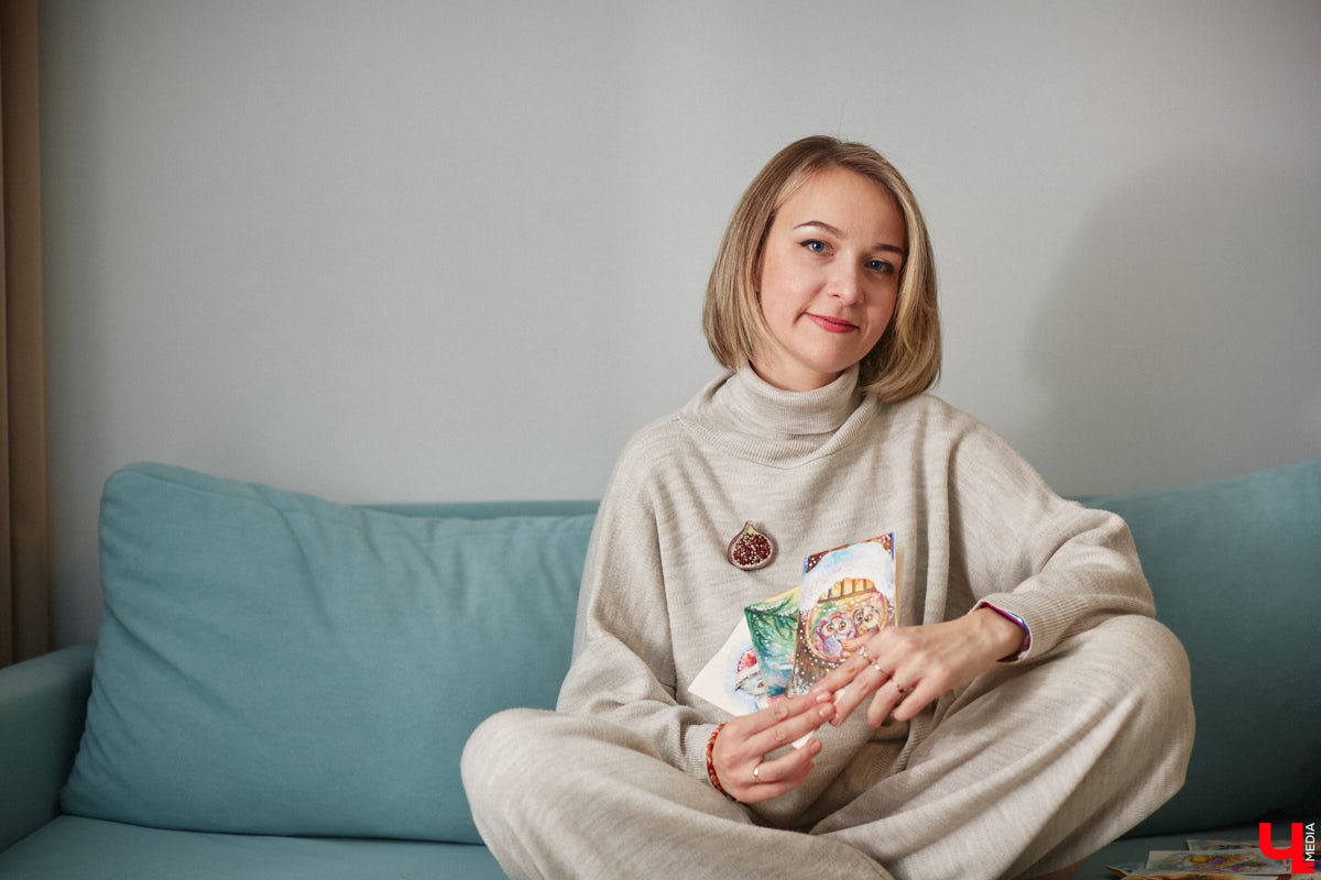 Жительница Владимира Яна Дмитриева начала рисовать новогодние открытки, чтобы отвлечься от всех проблем. Такую арт-терапию ей предложил психолог. Теперь же работы PR-менеджера крупной энергетической компании берут для людей, у которых есть все. В перспективе девушка хочет тиражировать акварельные образы на декоративных подушках, кружках и шопперах, а еще планирует обмениваться ими по всему миру.