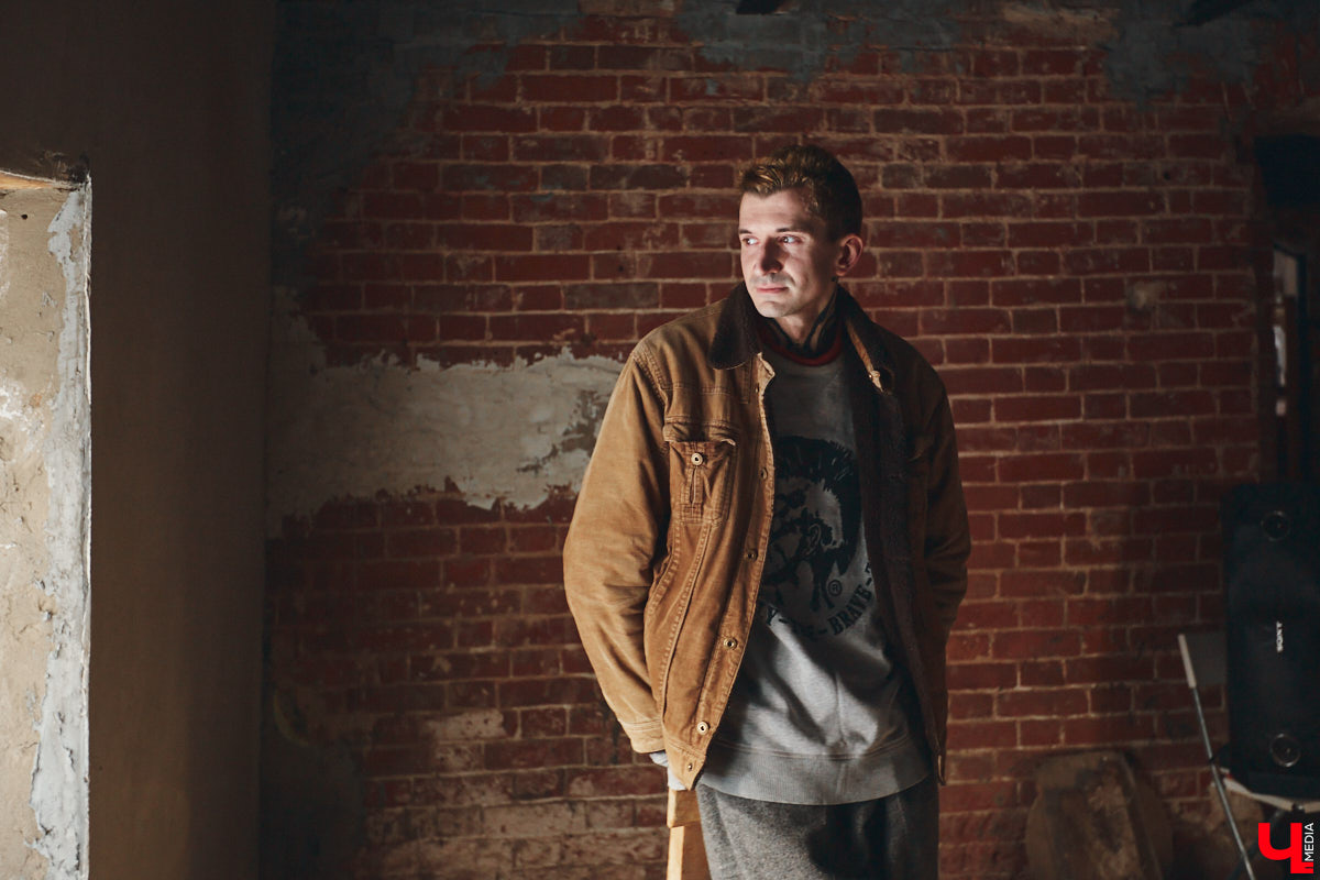 Творческие личности зачастую интересны не только результатами своей работы, но и внешним видом. Образы владимирского художника Илая Джипова — наглядный тому пример. Каждый его look хочется рассматривать и разбирать по деталям. Что «Ключ-Медиа» и сделал, знакомясь ближе с молодым человеком и его неординарным стилем «нью-йоркского бомжа».