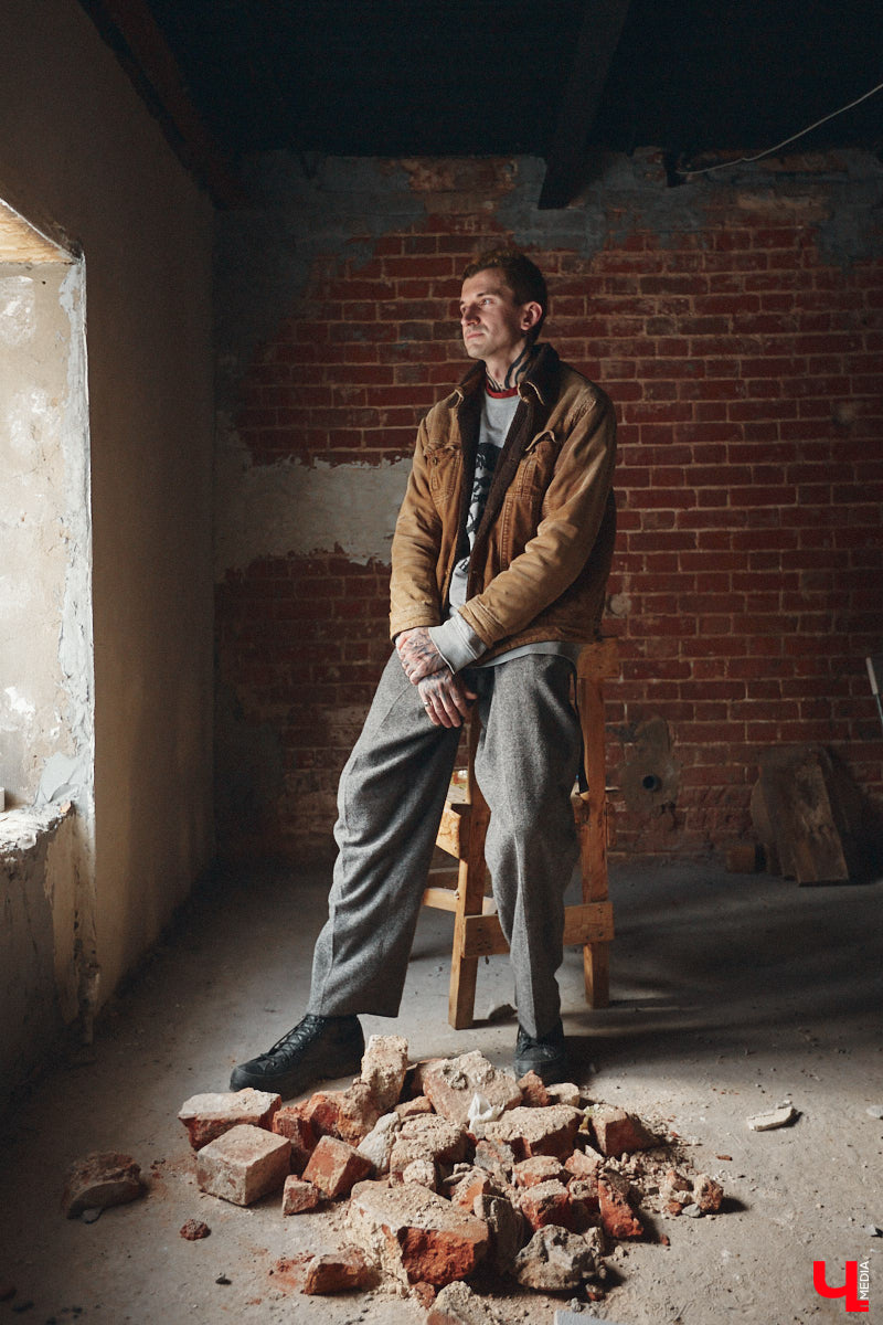 Творческие личности зачастую интересны не только результатами своей работы, но и внешним видом. Образы владимирского художника Илая Джипова — наглядный тому пример. Каждый его look хочется рассматривать и разбирать по деталям. Что «Ключ-Медиа» и сделал, знакомясь ближе с молодым человеком и его неординарным стилем «нью-йоркского бомжа».