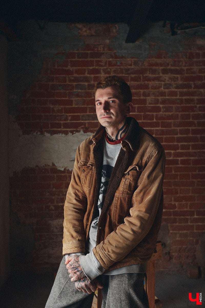 Творческие личности зачастую интересны не только результатами своей работы, но и внешним видом. Образы владимирского художника Илая Джипова — наглядный тому пример. Каждый его look хочется рассматривать и разбирать по деталям. Что «Ключ-Медиа» и сделал, знакомясь ближе с молодым человеком и его неординарным стилем «нью-йоркского бомжа».