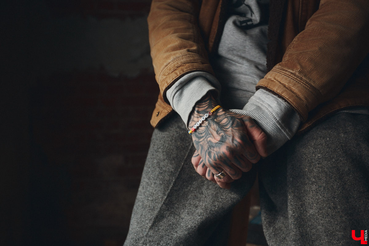 Творческие личности зачастую интересны не только результатами своей работы, но и внешним видом. Образы владимирского художника Илая Джипова — наглядный тому пример. Каждый его look хочется рассматривать и разбирать по деталям. Что «Ключ-Медиа» и сделал, знакомясь ближе с молодым человеком и его неординарным стилем «нью-йоркского бомжа».