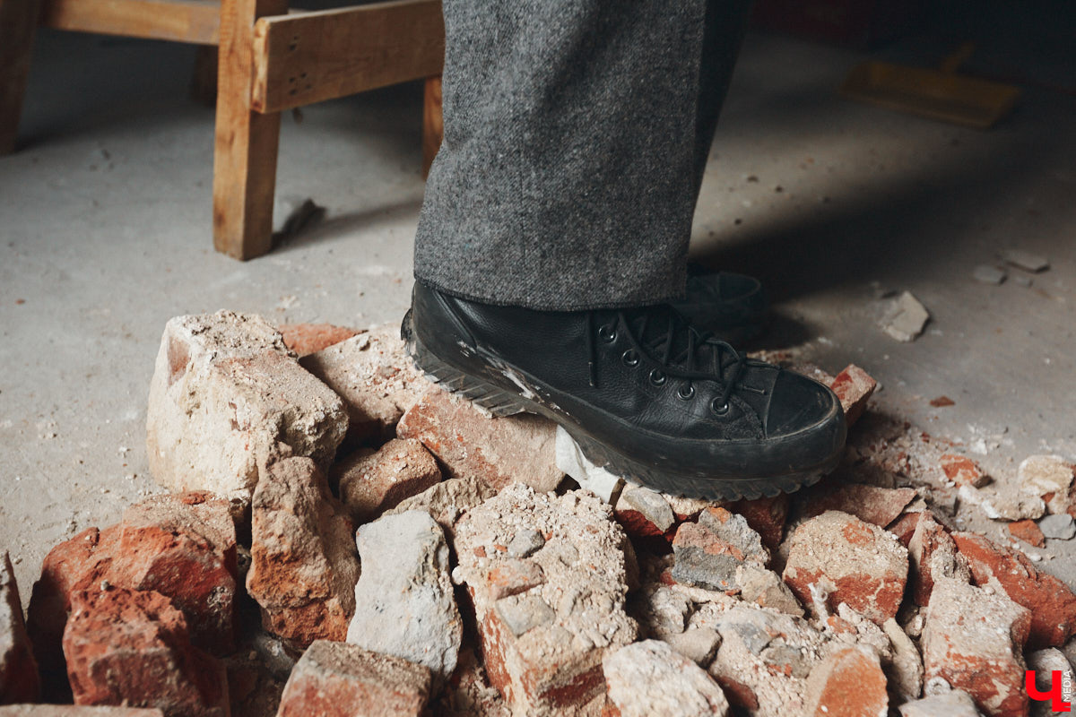 Творческие личности зачастую интересны не только результатами своей работы, но и внешним видом. Образы владимирского художника Илая Джипова — наглядный тому пример. Каждый его look хочется рассматривать и разбирать по деталям. Что «Ключ-Медиа» и сделал, знакомясь ближе с молодым человеком и его неординарным стилем «нью-йоркского бомжа».