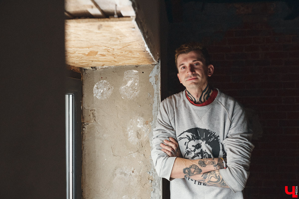 Творческие личности зачастую интересны не только результатами своей работы, но и внешним видом. Образы владимирского художника Илая Джипова — наглядный тому пример. Каждый его look хочется рассматривать и разбирать по деталям. Что «Ключ-Медиа» и сделал, знакомясь ближе с молодым человеком и его неординарным стилем «нью-йоркского бомжа».