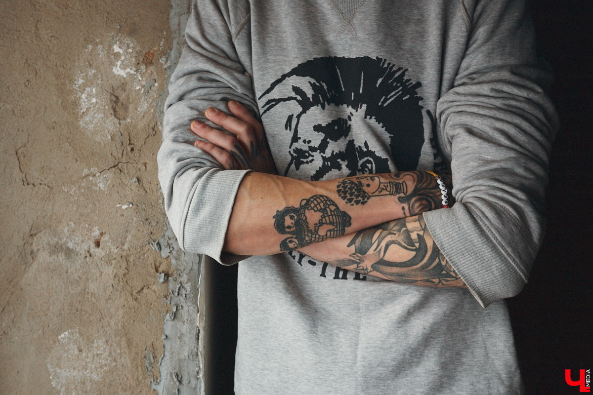 Творческие личности зачастую интересны не только результатами своей работы, но и внешним видом. Образы владимирского художника Илая Джипова — наглядный тому пример. Каждый его look хочется рассматривать и разбирать по деталям. Что «Ключ-Медиа» и сделал, знакомясь ближе с молодым человеком и его неординарным стилем «нью-йоркского бомжа».