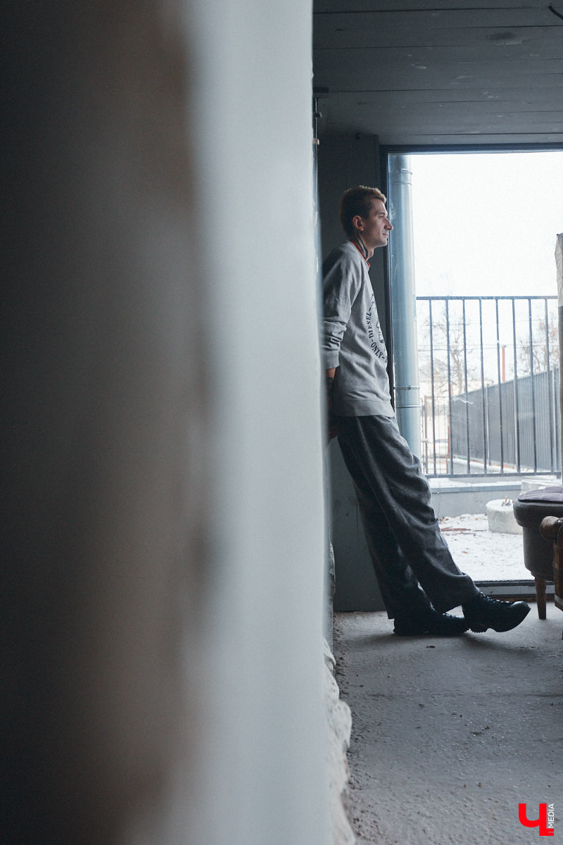 Творческие личности зачастую интересны не только результатами своей работы, но и внешним видом. Образы владимирского художника Илая Джипова — наглядный тому пример. Каждый его look хочется рассматривать и разбирать по деталям. Что «Ключ-Медиа» и сделал, знакомясь ближе с молодым человеком и его неординарным стилем «нью-йоркского бомжа».