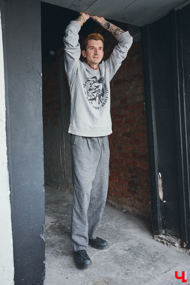 Творческие личности зачастую интересны не только результатами своей работы, но и внешним видом. Образы владимирского художника Илая Джипова — наглядный тому пример. Каждый его look хочется рассматривать и разбирать по деталям. Что «Ключ-Медиа» и сделал, знакомясь ближе с молодым человеком и его неординарным стилем «нью-йоркского бомжа».