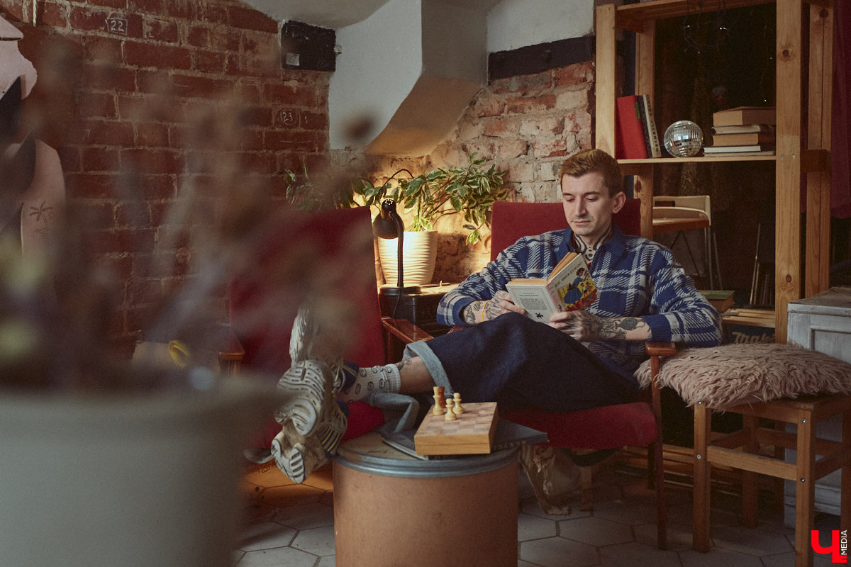 Творческие личности зачастую интересны не только результатами своей работы, но и внешним видом. Образы владимирского художника Илая Джипова — наглядный тому пример. Каждый его look хочется рассматривать и разбирать по деталям. Что «Ключ-Медиа» и сделал, знакомясь ближе с молодым человеком и его неординарным стилем «нью-йоркского бомжа».