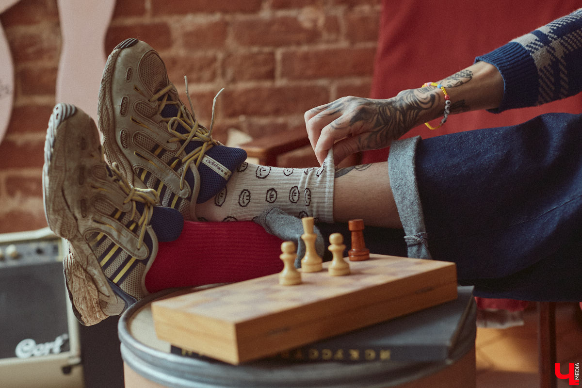 Творческие личности зачастую интересны не только результатами своей работы, но и внешним видом. Образы владимирского художника Илая Джипова — наглядный тому пример. Каждый его look хочется рассматривать и разбирать по деталям. Что «Ключ-Медиа» и сделал, знакомясь ближе с молодым человеком и его неординарным стилем «нью-йоркского бомжа».