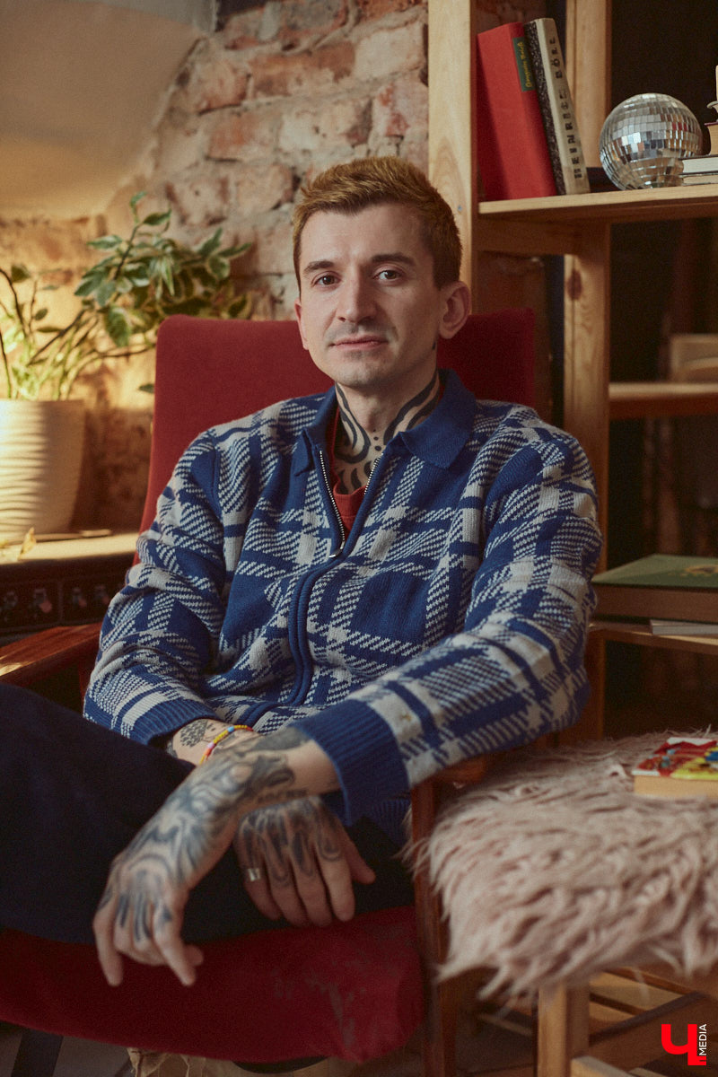 Творческие личности зачастую интересны не только результатами своей работы, но и внешним видом. Образы владимирского художника Илая Джипова — наглядный тому пример. Каждый его look хочется рассматривать и разбирать по деталям. Что «Ключ-Медиа» и сделал, знакомясь ближе с молодым человеком и его неординарным стилем «нью-йоркского бомжа».