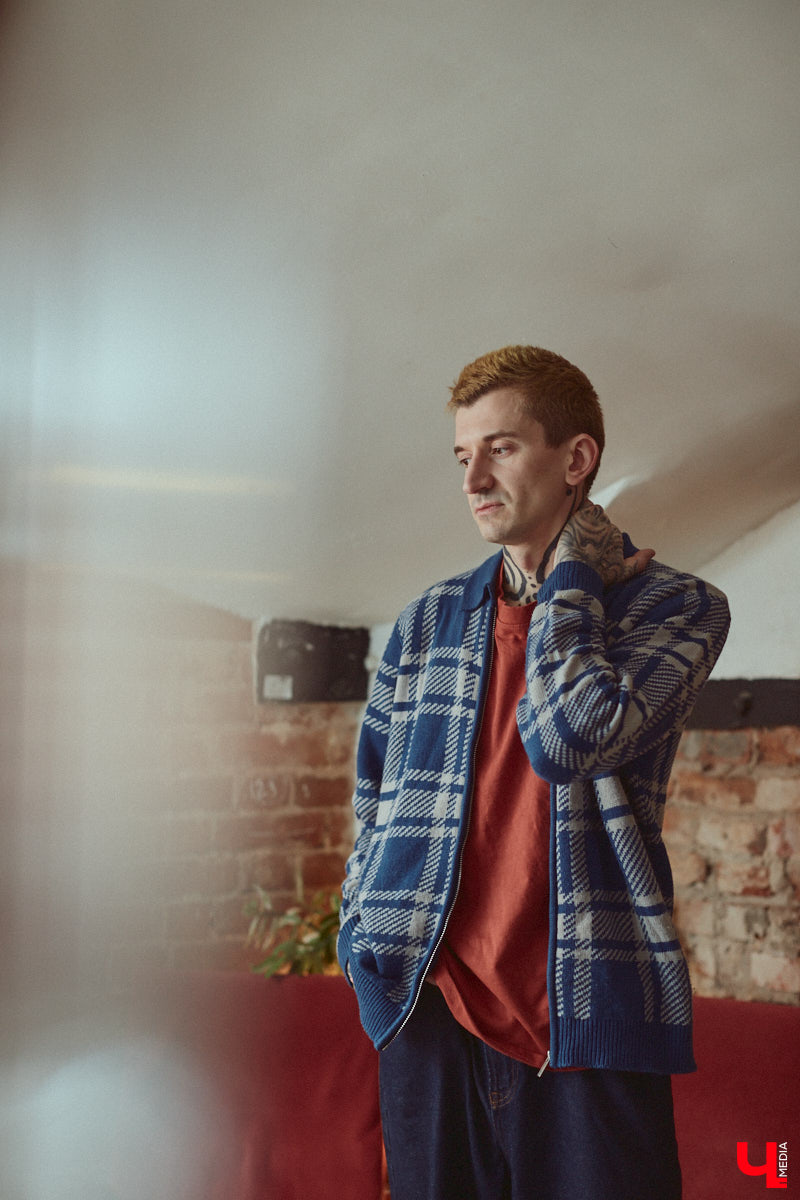 Творческие личности зачастую интересны не только результатами своей работы, но и внешним видом. Образы владимирского художника Илая Джипова — наглядный тому пример. Каждый его look хочется рассматривать и разбирать по деталям. Что «Ключ-Медиа» и сделал, знакомясь ближе с молодым человеком и его неординарным стилем «нью-йоркского бомжа».