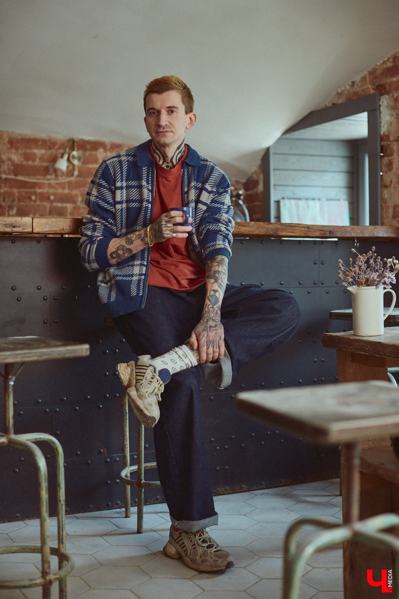 Творческие личности зачастую интересны не только результатами своей работы, но и внешним видом. Образы владимирского художника Илая Джипова — наглядный тому пример. Каждый его look хочется рассматривать и разбирать по деталям. Что «Ключ-Медиа» и сделал, знакомясь ближе с молодым человеком и его неординарным стилем «нью-йоркского бомжа».