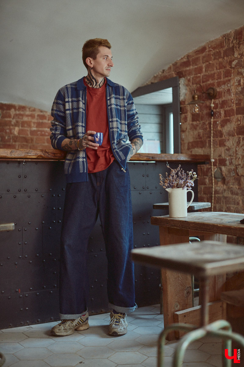 Творческие личности зачастую интересны не только результатами своей работы, но и внешним видом. Образы владимирского художника Илая Джипова — наглядный тому пример. Каждый его look хочется рассматривать и разбирать по деталям. Что «Ключ-Медиа» и сделал, знакомясь ближе с молодым человеком и его неординарным стилем «нью-йоркского бомжа».