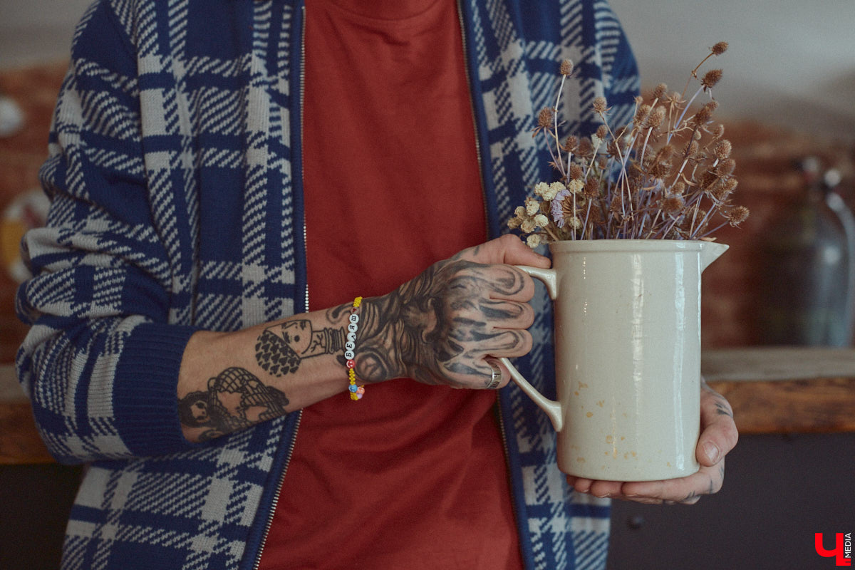 Творческие личности зачастую интересны не только результатами своей работы, но и внешним видом. Образы владимирского художника Илая Джипова — наглядный тому пример. Каждый его look хочется рассматривать и разбирать по деталям. Что «Ключ-Медиа» и сделал, знакомясь ближе с молодым человеком и его неординарным стилем «нью-йоркского бомжа».