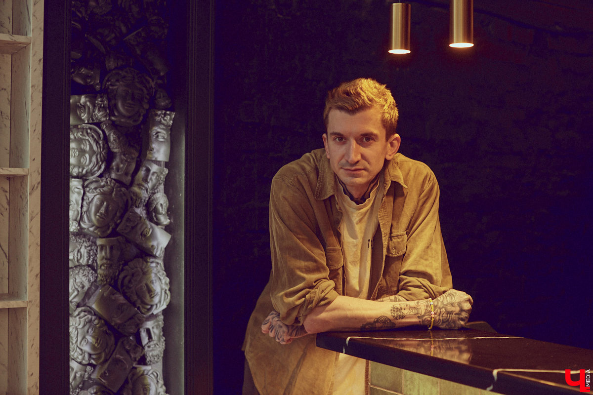 Творческие личности зачастую интересны не только результатами своей работы, но и внешним видом. Образы владимирского художника Илая Джипова — наглядный тому пример. Каждый его look хочется рассматривать и разбирать по деталям. Что «Ключ-Медиа» и сделал, знакомясь ближе с молодым человеком и его неординарным стилем «нью-йоркского бомжа».