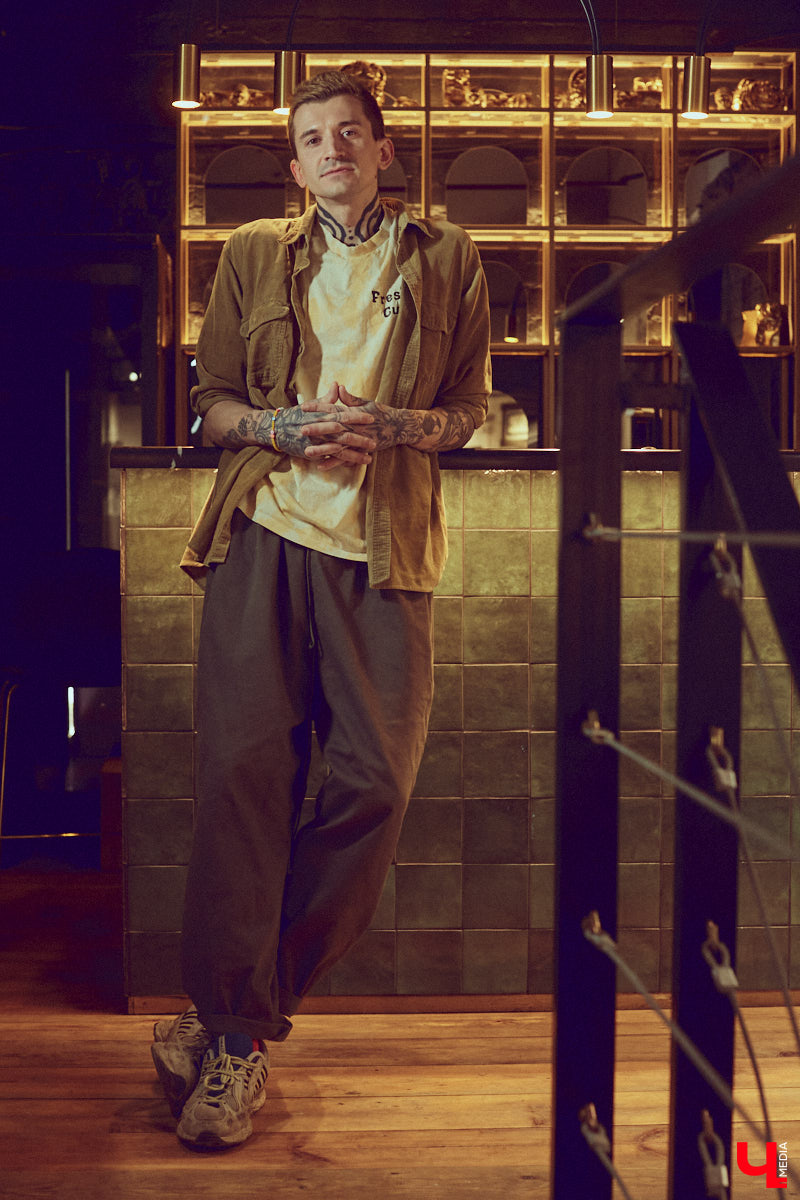 Творческие личности зачастую интересны не только результатами своей работы, но и внешним видом. Образы владимирского художника Илая Джипова — наглядный тому пример. Каждый его look хочется рассматривать и разбирать по деталям. Что «Ключ-Медиа» и сделал, знакомясь ближе с молодым человеком и его неординарным стилем «нью-йоркского бомжа».