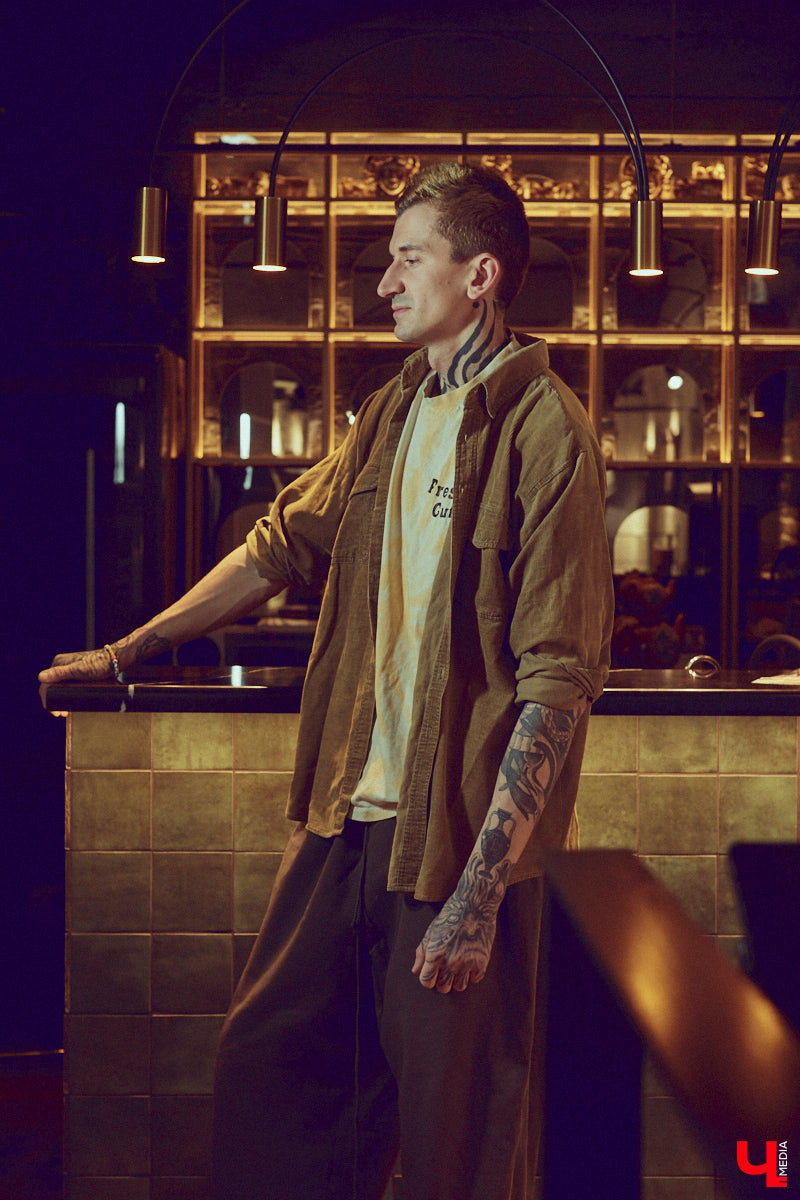 Творческие личности зачастую интересны не только результатами своей работы, но и внешним видом. Образы владимирского художника Илая Джипова — наглядный тому пример. Каждый его look хочется рассматривать и разбирать по деталям. Что «Ключ-Медиа» и сделал, знакомясь ближе с молодым человеком и его неординарным стилем «нью-йоркского бомжа».