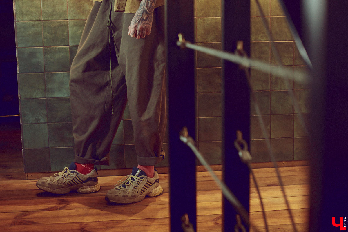 Творческие личности зачастую интересны не только результатами своей работы, но и внешним видом. Образы владимирского художника Илая Джипова — наглядный тому пример. Каждый его look хочется рассматривать и разбирать по деталям. Что «Ключ-Медиа» и сделал, знакомясь ближе с молодым человеком и его неординарным стилем «нью-йоркского бомжа».