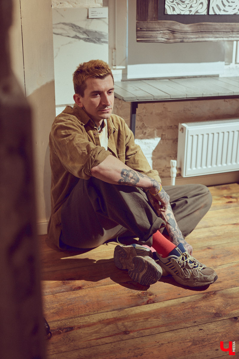 Творческие личности зачастую интересны не только результатами своей работы, но и внешним видом. Образы владимирского художника Илая Джипова — наглядный тому пример. Каждый его look хочется рассматривать и разбирать по деталям. Что «Ключ-Медиа» и сделал, знакомясь ближе с молодым человеком и его неординарным стилем «нью-йоркского бомжа».