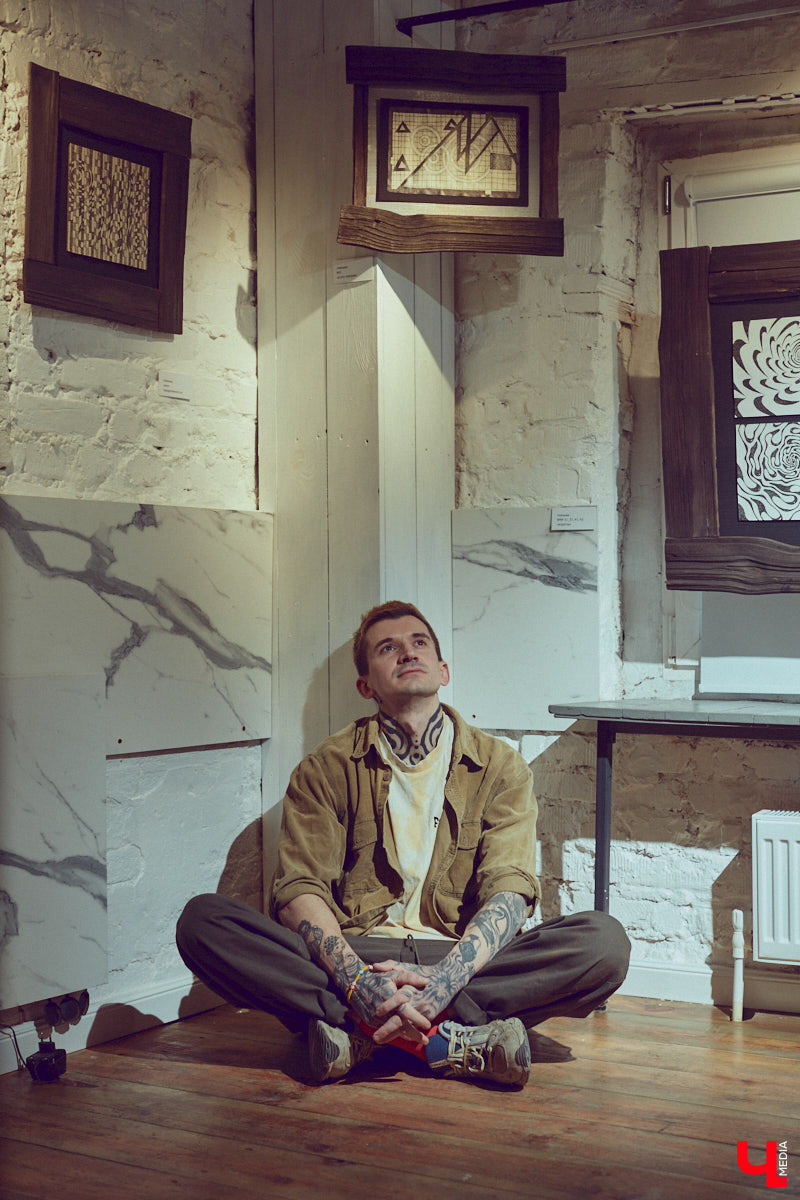 Творческие личности зачастую интересны не только результатами своей работы, но и внешним видом. Образы владимирского художника Илая Джипова — наглядный тому пример. Каждый его look хочется рассматривать и разбирать по деталям. Что «Ключ-Медиа» и сделал, знакомясь ближе с молодым человеком и его неординарным стилем «нью-йоркского бомжа».