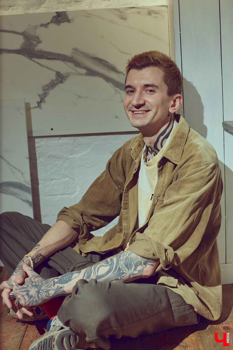 Творческие личности зачастую интересны не только результатами своей работы, но и внешним видом. Образы владимирского художника Илая Джипова — наглядный тому пример. Каждый его look хочется рассматривать и разбирать по деталям. Что «Ключ-Медиа» и сделал, знакомясь ближе с молодым человеком и его неординарным стилем «нью-йоркского бомжа».