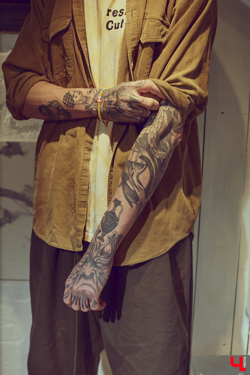 Творческие личности зачастую интересны не только результатами своей работы, но и внешним видом. Образы владимирского художника Илая Джипова — наглядный тому пример. Каждый его look хочется рассматривать и разбирать по деталям. Что «Ключ-Медиа» и сделал, знакомясь ближе с молодым человеком и его неординарным стилем «нью-йоркского бомжа».