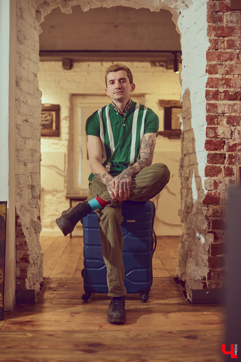 Творческие личности зачастую интересны не только результатами своей работы, но и внешним видом. Образы владимирского художника Илая Джипова — наглядный тому пример. Каждый его look хочется рассматривать и разбирать по деталям. Что «Ключ-Медиа» и сделал, знакомясь ближе с молодым человеком и его неординарным стилем «нью-йоркского бомжа».