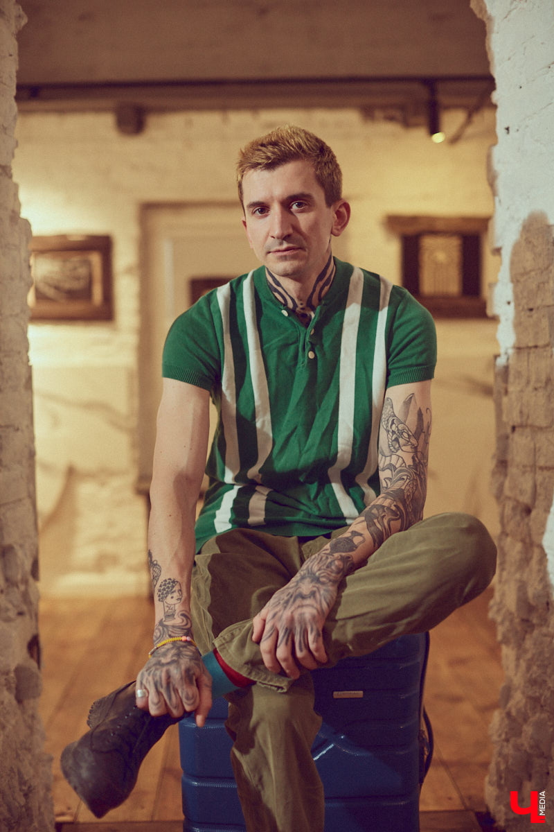 Творческие личности зачастую интересны не только результатами своей работы, но и внешним видом. Образы владимирского художника Илая Джипова — наглядный тому пример. Каждый его look хочется рассматривать и разбирать по деталям. Что «Ключ-Медиа» и сделал, знакомясь ближе с молодым человеком и его неординарным стилем «нью-йоркского бомжа».