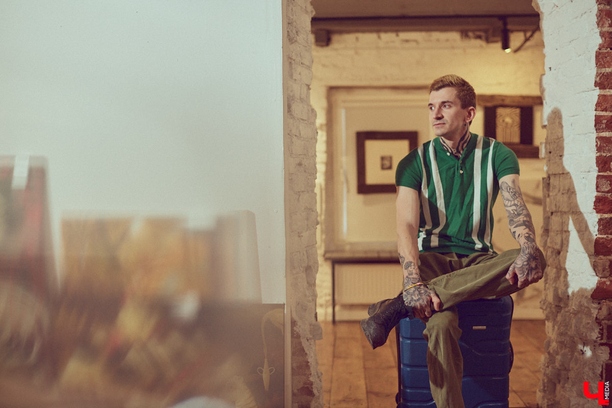 Творческие личности зачастую интересны не только результатами своей работы, но и внешним видом. Образы владимирского художника Илая Джипова — наглядный тому пример. Каждый его look хочется рассматривать и разбирать по деталям. Что «Ключ-Медиа» и сделал, знакомясь ближе с молодым человеком и его неординарным стилем «нью-йоркского бомжа».