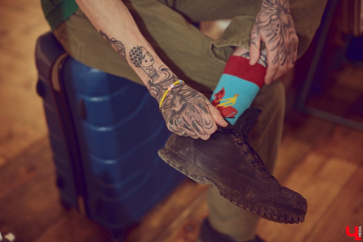 Творческие личности зачастую интересны не только результатами своей работы, но и внешним видом. Образы владимирского художника Илая Джипова — наглядный тому пример. Каждый его look хочется рассматривать и разбирать по деталям. Что «Ключ-Медиа» и сделал, знакомясь ближе с молодым человеком и его неординарным стилем «нью-йоркского бомжа».