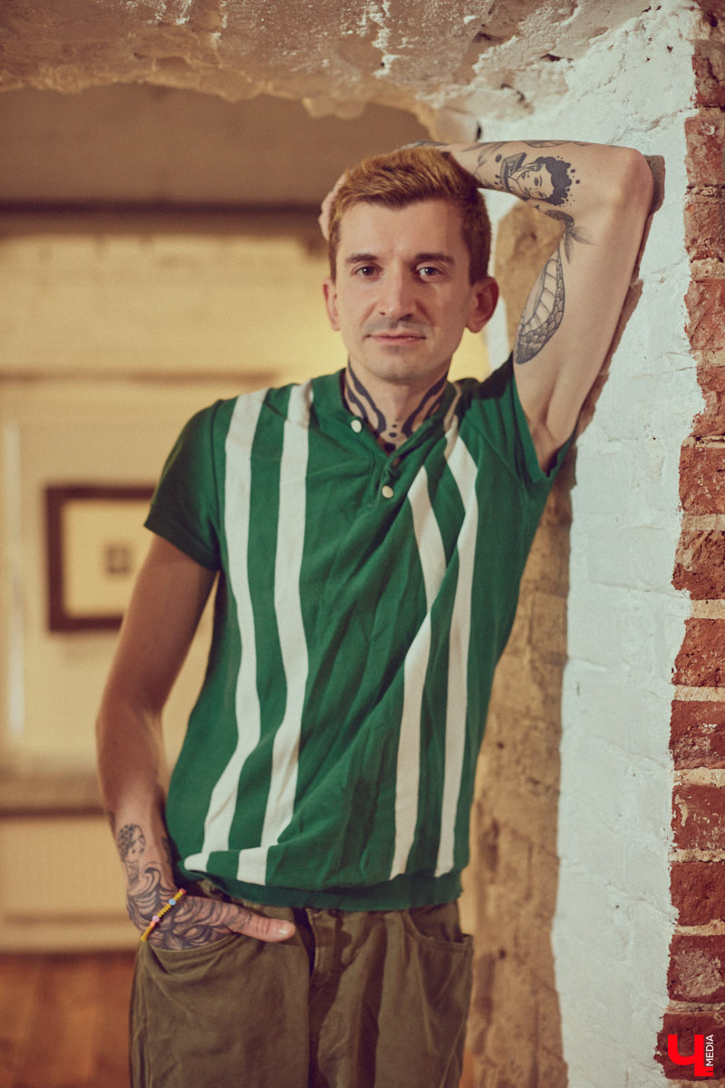 Творческие личности зачастую интересны не только результатами своей работы, но и внешним видом. Образы владимирского художника Илая Джипова — наглядный тому пример. Каждый его look хочется рассматривать и разбирать по деталям. Что «Ключ-Медиа» и сделал, знакомясь ближе с молодым человеком и его неординарным стилем «нью-йоркского бомжа».