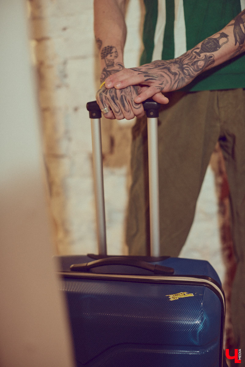 Творческие личности зачастую интересны не только результатами своей работы, но и внешним видом. Образы владимирского художника Илая Джипова — наглядный тому пример. Каждый его look хочется рассматривать и разбирать по деталям. Что «Ключ-Медиа» и сделал, знакомясь ближе с молодым человеком и его неординарным стилем «нью-йоркского бомжа».