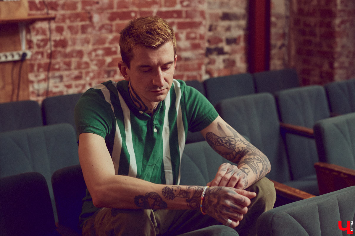 Творческие личности зачастую интересны не только результатами своей работы, но и внешним видом. Образы владимирского художника Илая Джипова — наглядный тому пример. Каждый его look хочется рассматривать и разбирать по деталям. Что «Ключ-Медиа» и сделал, знакомясь ближе с молодым человеком и его неординарным стилем «нью-йоркского бомжа».