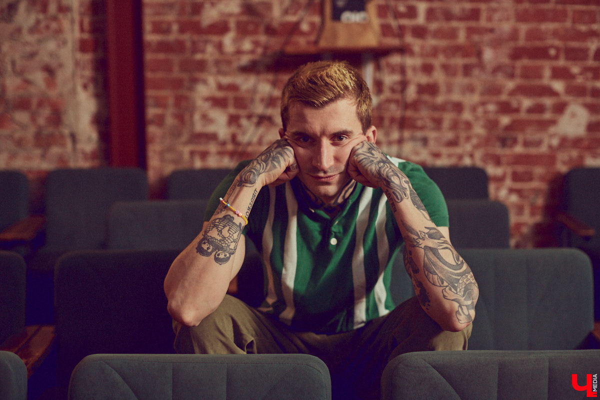 Творческие личности зачастую интересны не только результатами своей работы, но и внешним видом. Образы владимирского художника Илая Джипова — наглядный тому пример. Каждый его look хочется рассматривать и разбирать по деталям. Что «Ключ-Медиа» и сделал, знакомясь ближе с молодым человеком и его неординарным стилем «нью-йоркского бомжа».