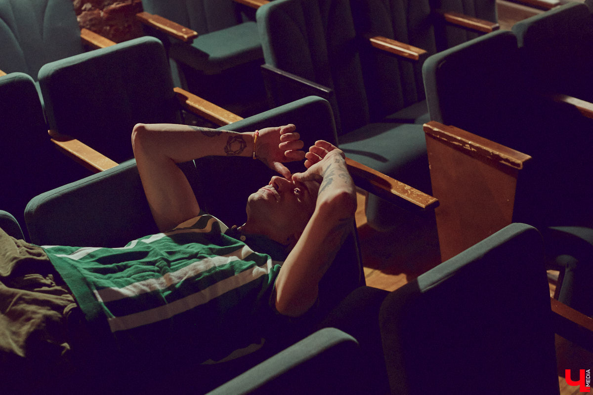 Творческие личности зачастую интересны не только результатами своей работы, но и внешним видом. Образы владимирского художника Илая Джипова — наглядный тому пример. Каждый его look хочется рассматривать и разбирать по деталям. Что «Ключ-Медиа» и сделал, знакомясь ближе с молодым человеком и его неординарным стилем «нью-йоркского бомжа».