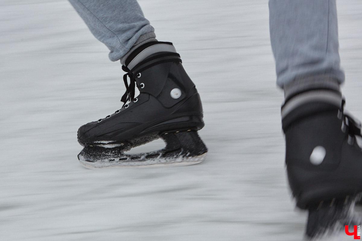 Во Владимире начали активно заливать уличные катки. Уже к началу календарной зимы, если, конечно, погода не внесет свои коррективы, первые площадки станут доступны для массовых катаний. «Ключ-Медиа» узнал, где и за сколько можно будет с ветерком проехаться по льду.