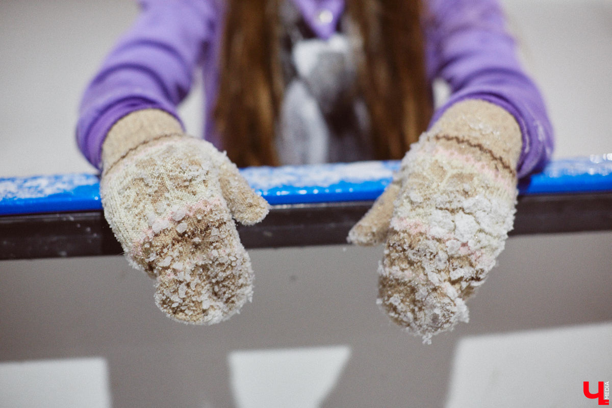 Во Владимире начали активно заливать уличные катки. Уже к началу календарной зимы, если, конечно, погода не внесет свои коррективы, первые площадки станут доступны для массовых катаний. «Ключ-Медиа» узнал, где и за сколько можно будет с ветерком проехаться по льду.