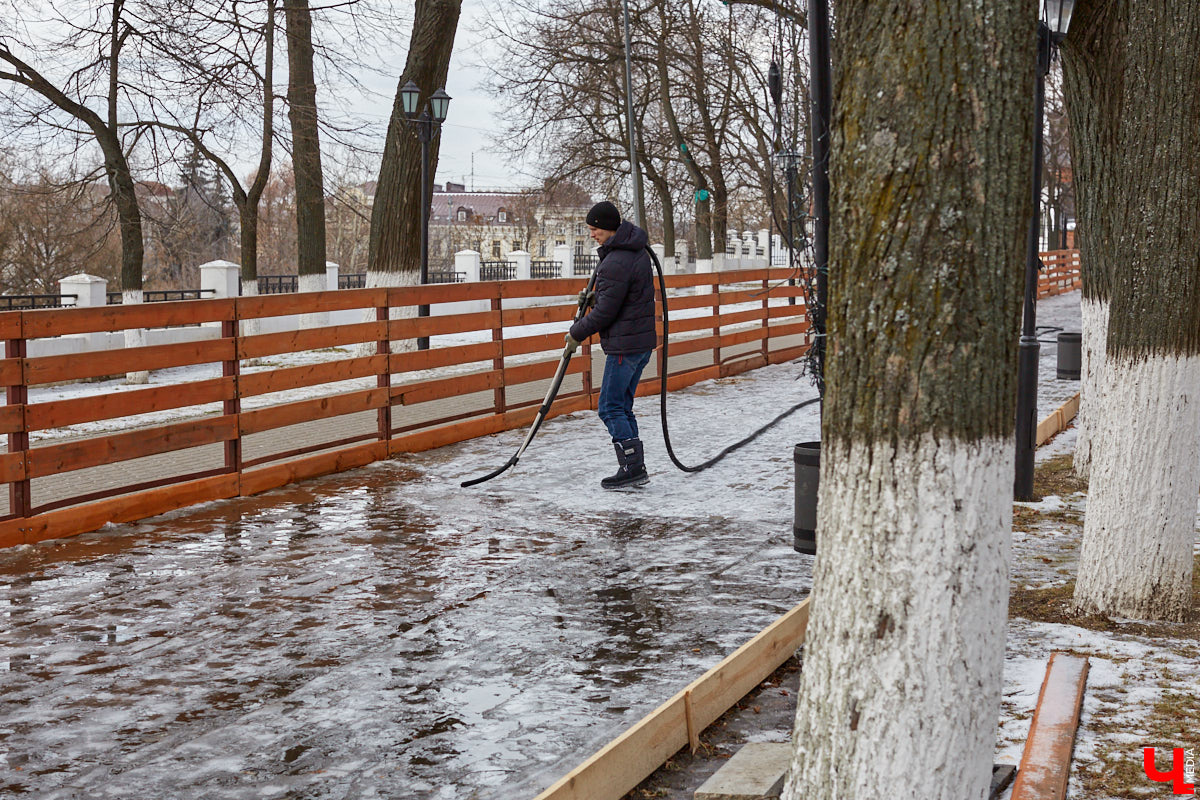Во Владимире начали активно заливать уличные катки. Уже к началу календарной зимы, если, конечно, погода не внесет свои коррективы, первые площадки станут доступны для массовых катаний. «Ключ-Медиа» узнал, где и за сколько можно будет с ветерком проехаться по льду.