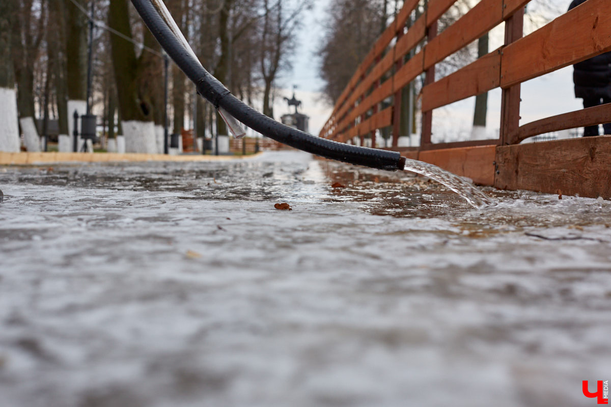 Во Владимире начали активно заливать уличные катки. Уже к началу календарной зимы, если, конечно, погода не внесет свои коррективы, первые площадки станут доступны для массовых катаний. «Ключ-Медиа» узнал, где и за сколько можно будет с ветерком проехаться по льду.