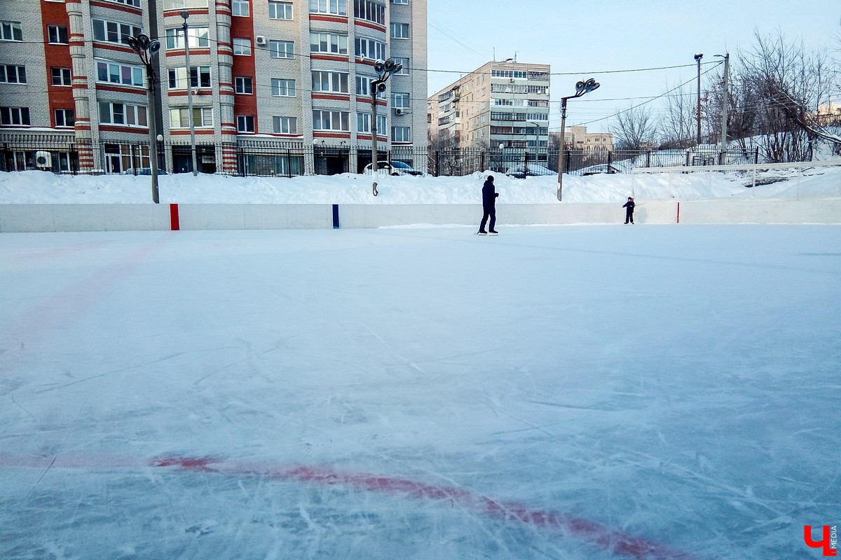 Во Владимире начали активно заливать уличные катки. Уже к началу календарной зимы, если, конечно, погода не внесет свои коррективы, первые площадки станут доступны для массовых катаний. «Ключ-Медиа» узнал, где и за сколько можно будет с ветерком проехаться по льду.