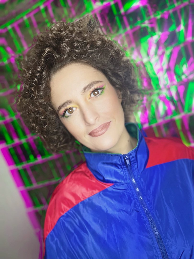 Мода всегда циклична, а потому стиль 90-х снова возвращается. В том числе в качестве тематических вечеринок, которые в нашем городе не ограничиваются лишь соответствующей тому времени музыкой. Ведущая праздников Екатерина Васильева рассказала, что сейчас устраивают владимирцы, дабы вновь погрузиться в лихое прошлое.