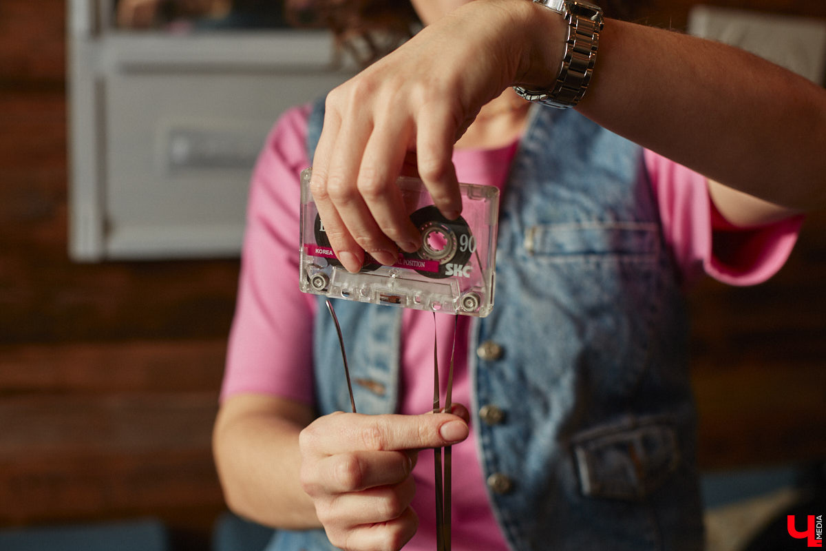 Мода всегда циклична, а потому стиль 90-х снова возвращается. В том числе в качестве тематических вечеринок, которые в нашем городе не ограничиваются лишь соответствующей тому времени музыкой. Ведущая праздников Екатерина Васильева рассказала, что сейчас устраивают владимирцы, дабы вновь погрузиться в лихое прошлое.