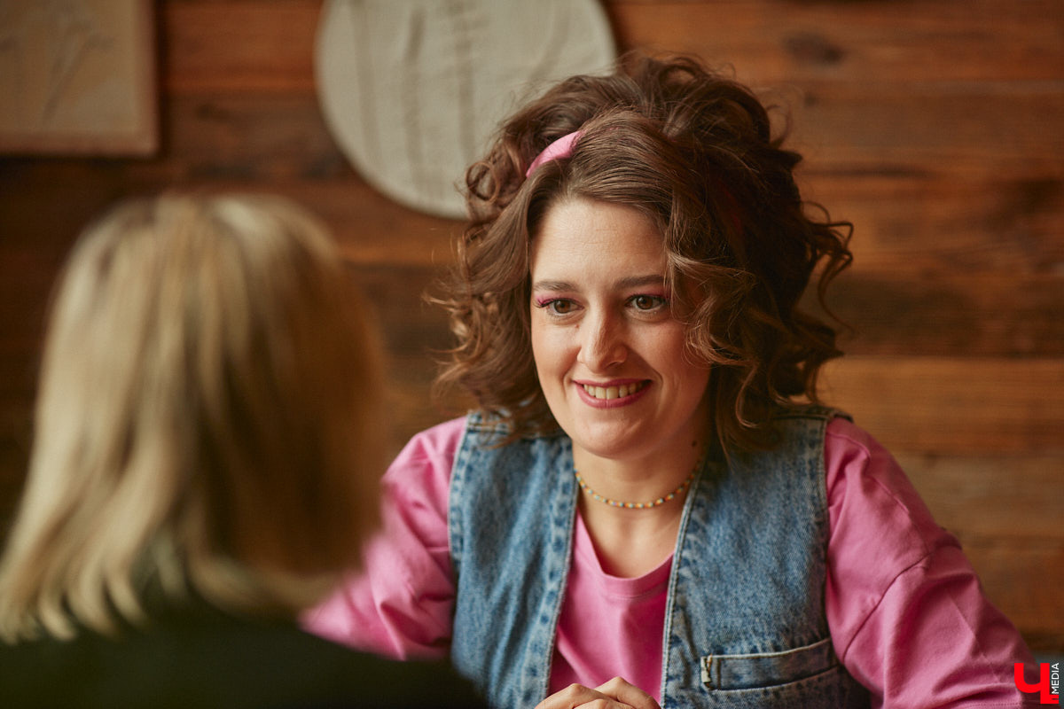 Мода всегда циклична, а потому стиль 90-х снова возвращается. В том числе в качестве тематических вечеринок, которые в нашем городе не ограничиваются лишь соответствующей тому времени музыкой. Ведущая праздников Екатерина Васильева рассказала, что сейчас устраивают владимирцы, дабы вновь погрузиться в лихое прошлое.